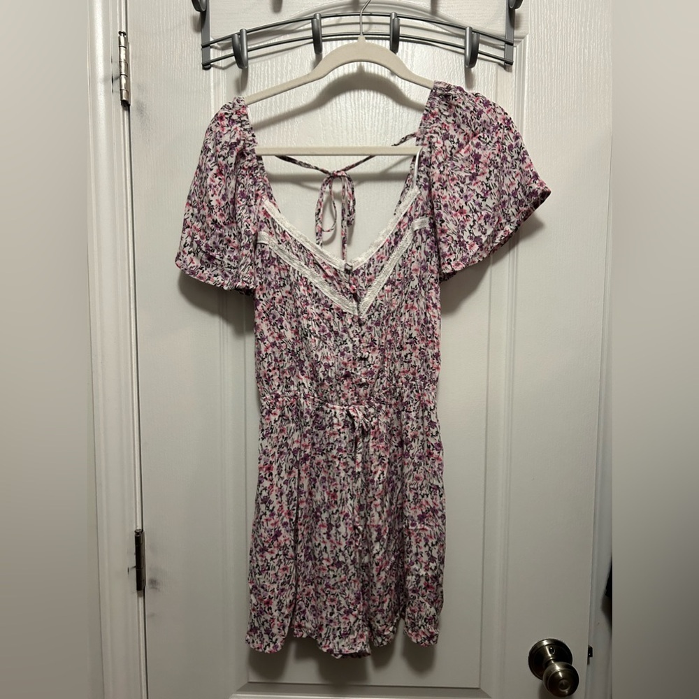 Francesca's Romper Women's Size XS‎ Pink V Neck Ditzy Floral Lace Flutter Sleeve